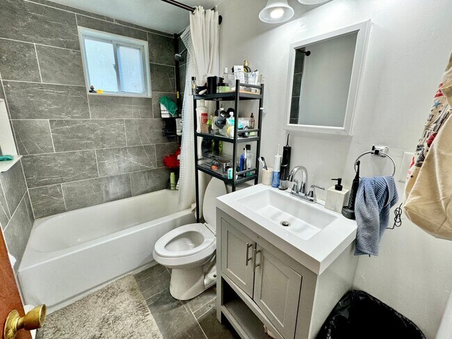 Building Photo - Charming 3 Bedroom