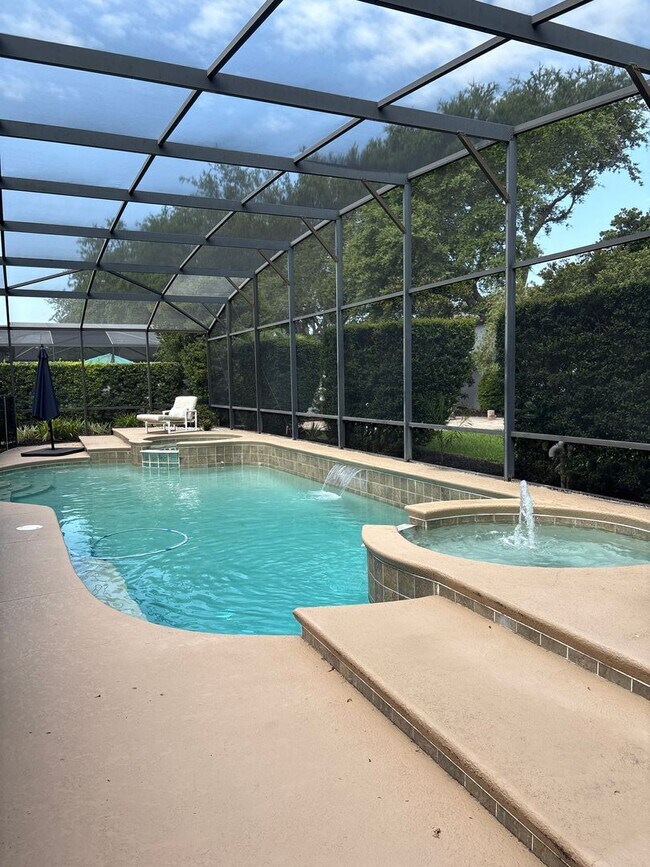Foto del edificio - Stunning 6-Bedroom Pool Home in Desirable ...