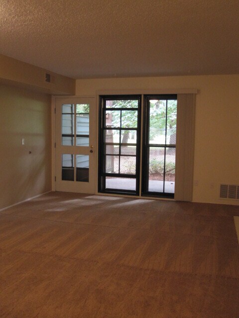 Building Photo - $500 off first full months rent!! Beautifu...