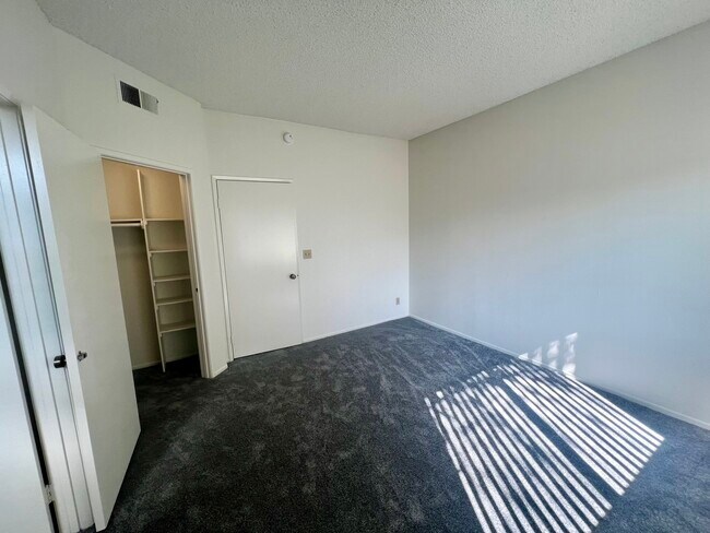 Foto del edificio - Crown Point Apartments