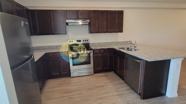 Building Photo - Luxurious 2 Bed / 2 Bath available NOW!