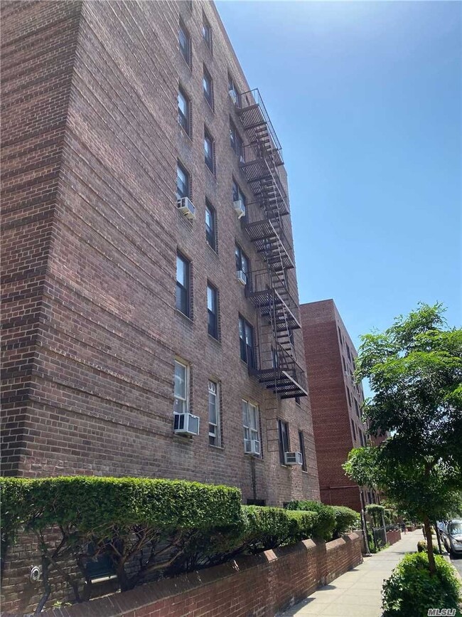 Building Photo - 83-60 Vietor Ave