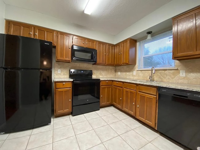 Building Photo - Updated 3-Bed Woodlake Home with Study & Covered Patio