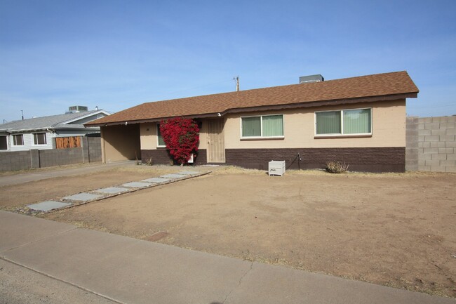 Building Photo - 4 bedroom 2 bathrooms