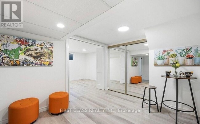 Building Photo - 25 Lansbury Dr