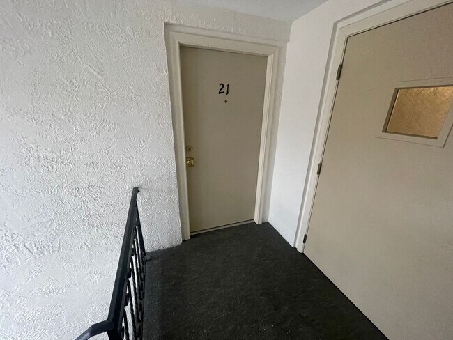 Foto del edificio - Quiet Corner Apartment in the Heart of Salem