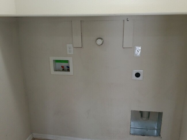 Foto del edificio - 4 Bedroom, 3 Bathroom! Lovely Home!