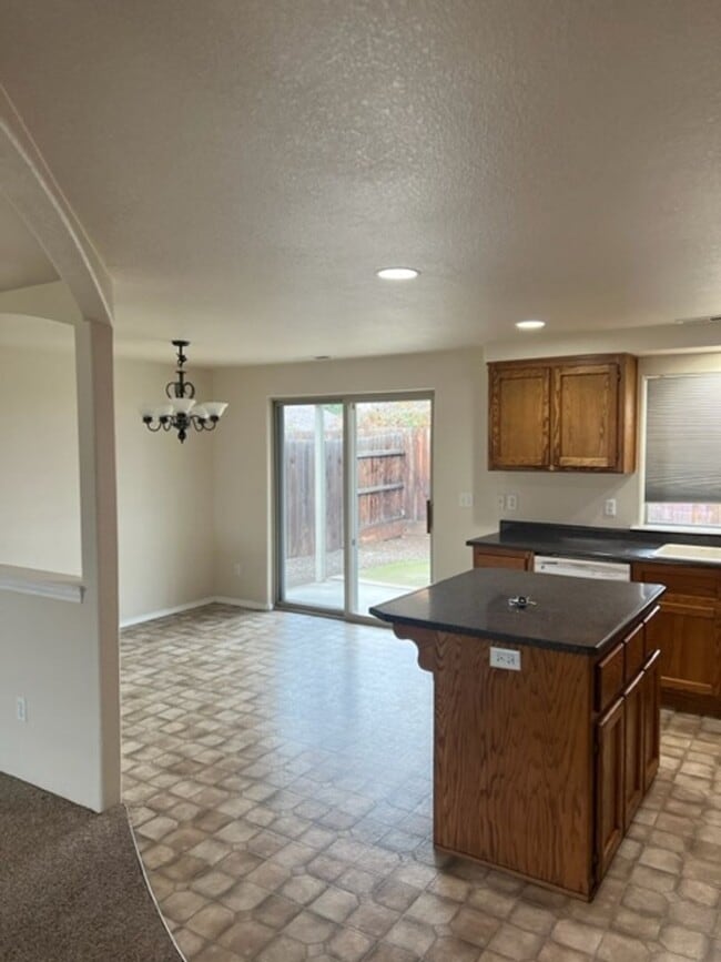 Building Photo - SPACIOUS 3 BEDROOM/ 2 BATH HOME WITH RV/BOAT PARKING