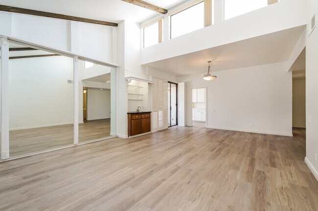 Foto del edificio - 11805 Mayfield Ave
