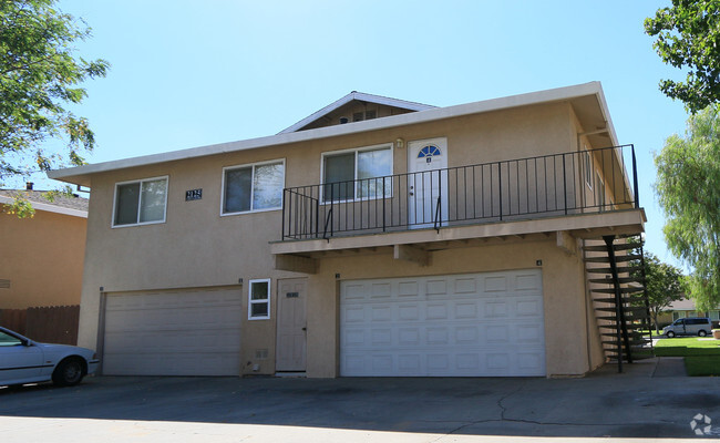 Building Photo - 2125 Chrysler Dr