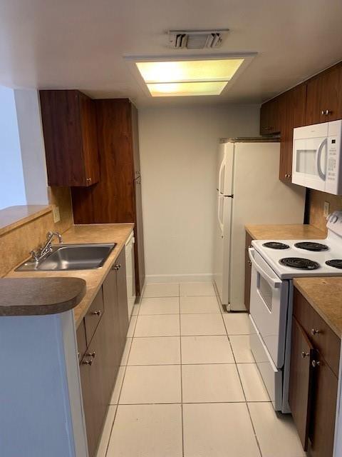 Foto del edificio - 3228 Coral Lake Dr