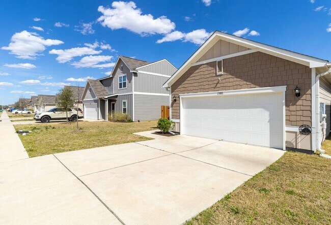 Building Photo - Gorgeous 3 bedroom, 2 bathroom Home with Community Pool in Manor!!!