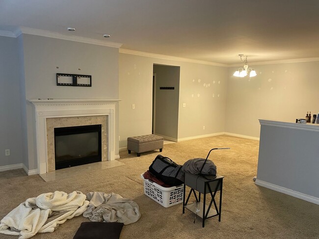 Building Photo - 2 master suites with walkin closets, singl...