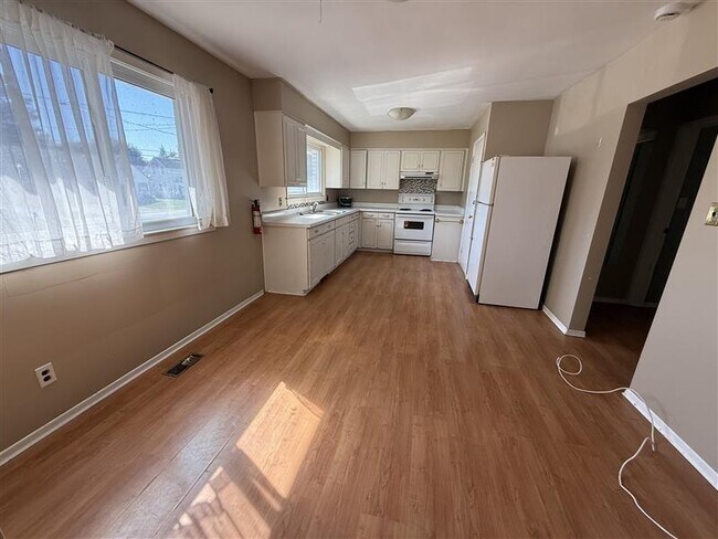 Building Photo - 58 Simcoe St