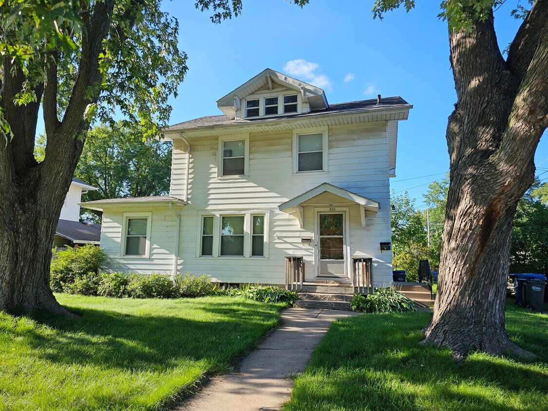 220 W Garfield St, Davenport, IA 52803 Townhome Rentals in Davenport