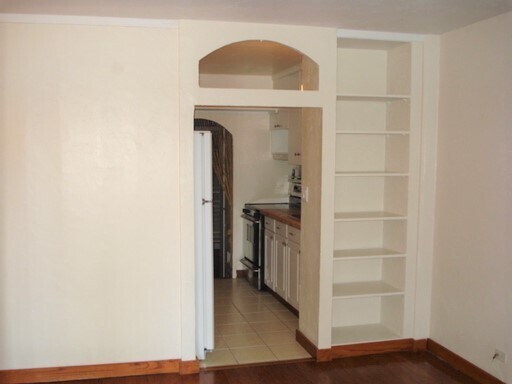 Building Photo - Makikian 1 br/1ba