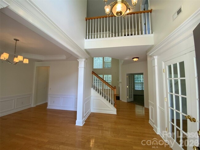 Building Photo - 9901 Hazelview Dr