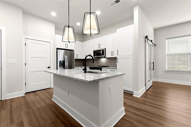 Foto del edificio - 2648 Sandy Plains Rd