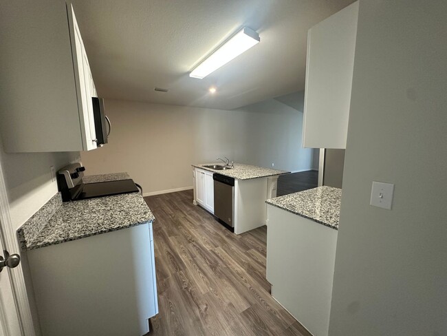 Building Photo - Beautiful 2 Bedroom 2 Bath