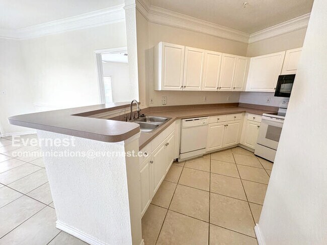 Building Photo - Lovely 2BR Third-Floor Condo in Gated Comm...