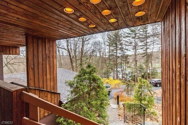 Foto del edificio - 20 Sleepy Hollow Rd