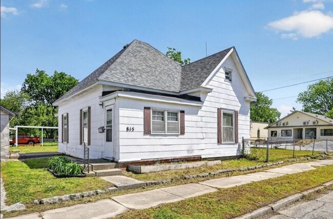 Building Photo - 815 W 5th St