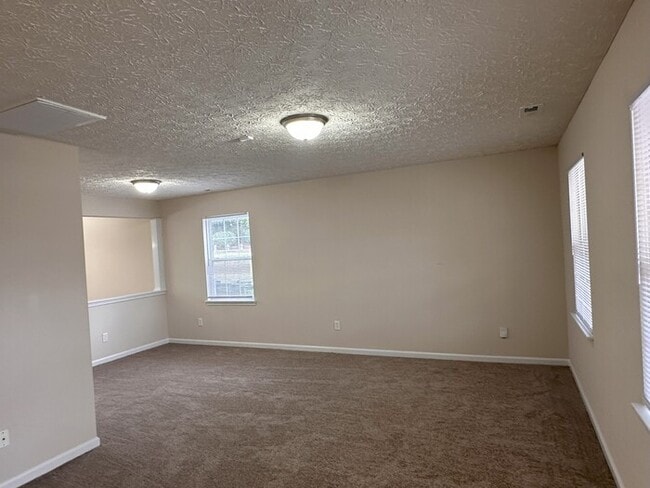Building Photo - Great space in this 3 bedroom 2 and 1/2 bath end unit Townhome!