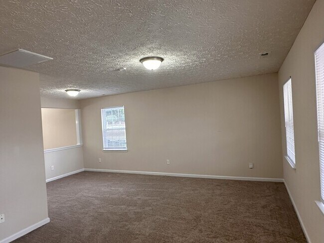 Foto del edificio - Great space in this 3 bedroom 2 and 1/2 bath end unit Townhome!