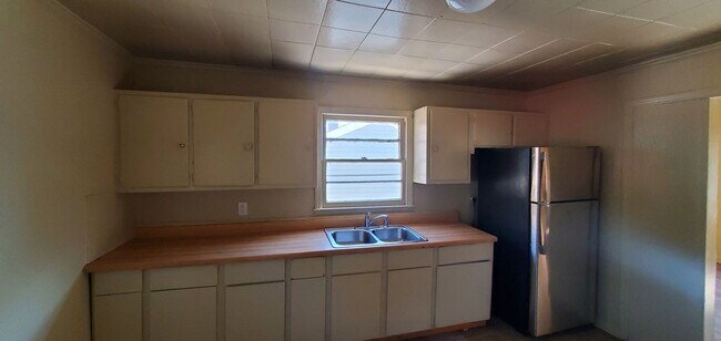 Foto del edificio - 3 Bedroom 1 Bathroom House!