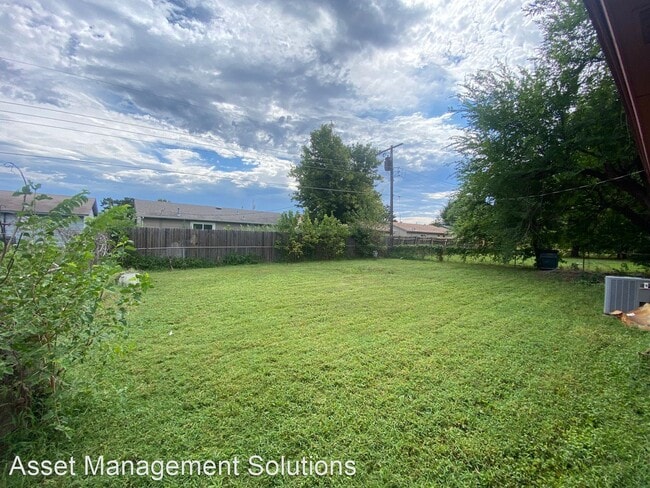 Building Photo - 5 br, 1.5 bath House - 1320 McGregor Drive