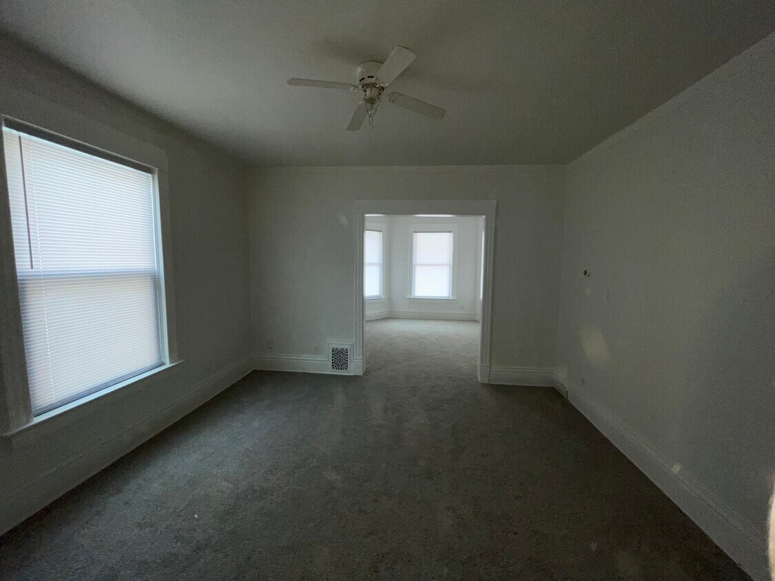 1432-hayes-ave-unit-upper-racine-wi-53405-apartments-in-racine-wi