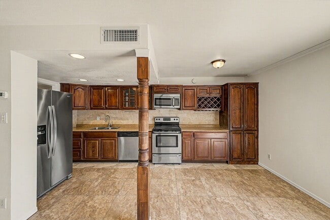 Building Photo - ***INCREDIBLE TOWNHOME with ALL appliances & water, sewer, trash INCLUDED!