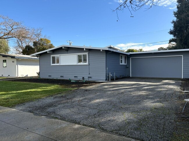 Building Photo - Charming Palo Alto Home with Beautiful Landscaping!