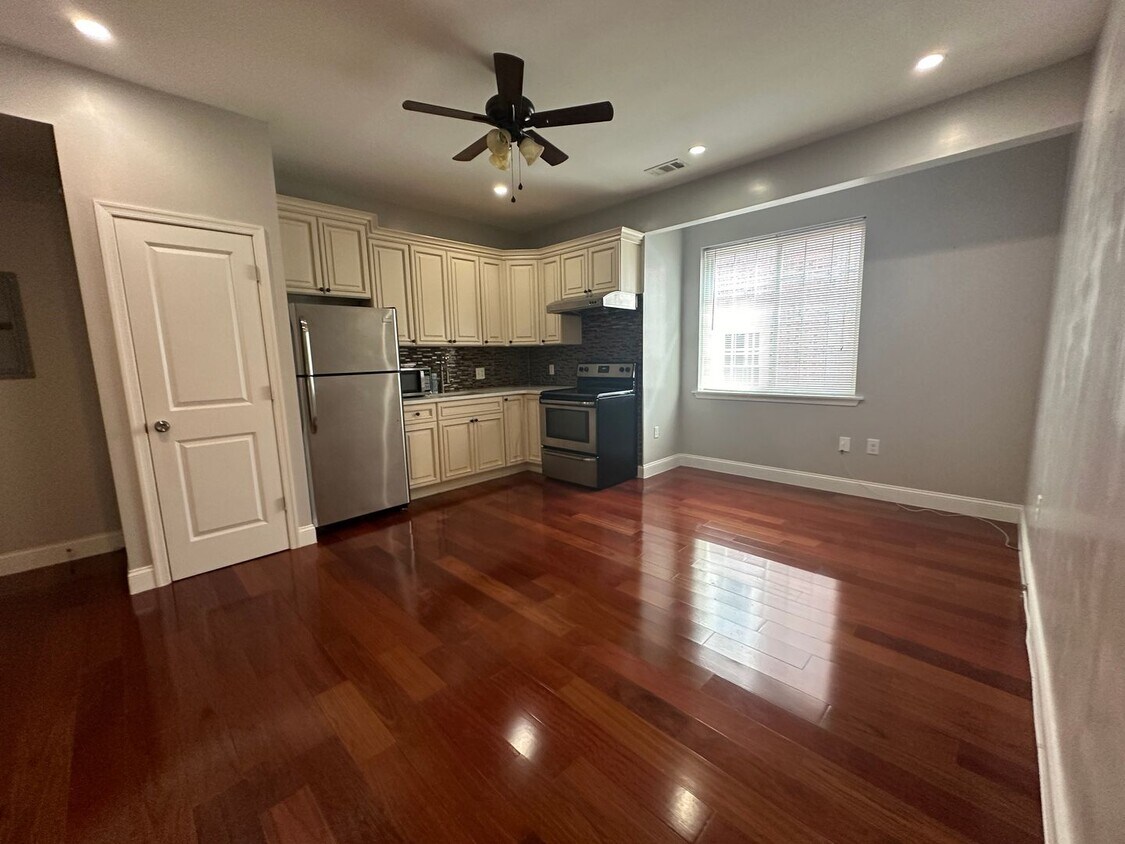 Primary Photo - 1342 Lombard St