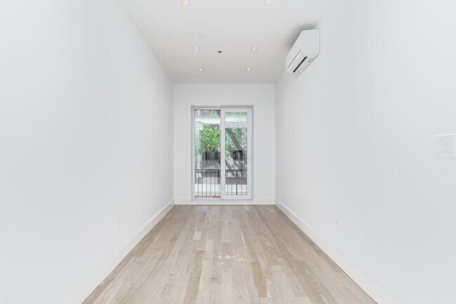 Foto del edificio - 987 Bedford Ave