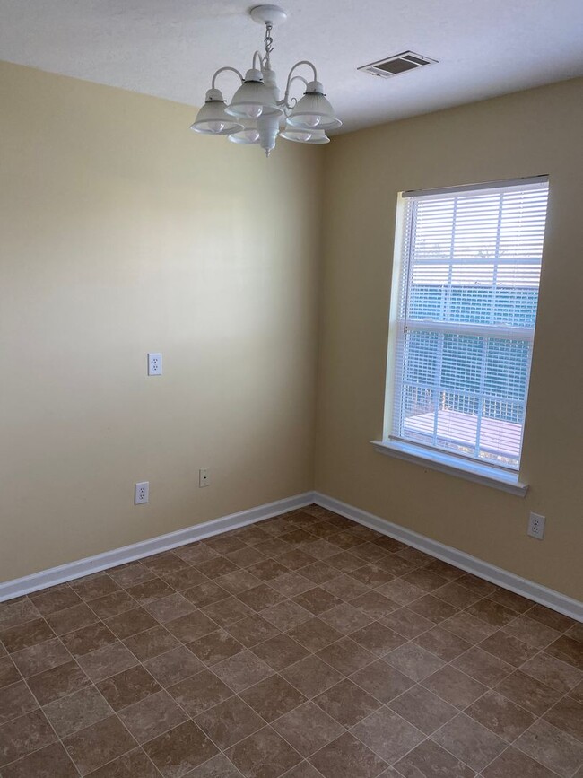 Building Photo - AVAILABLE NOW ! 2 bedroom 2 bathroom townh...