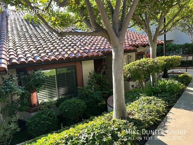 Building Photo - Fully Furnished Three Bedroom Townhouse in...