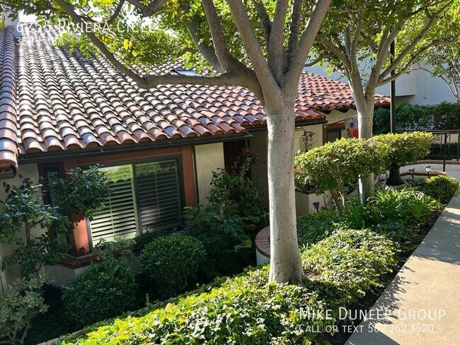 Foto del edificio - Fully Furnished Three Bedroom Townhouse in...