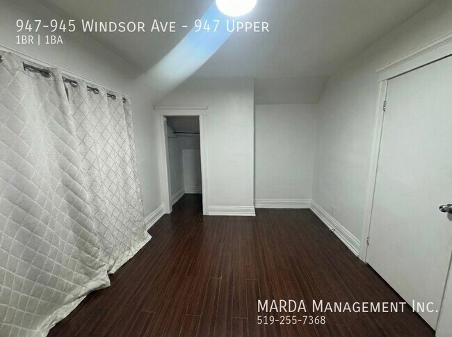 Photo du bâtiment - COZY 1+1 BED/1BATH UPPER UNIT- DOWNTOWN PLUS 30% UTILITIES