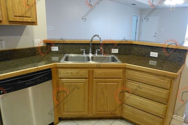 Building Photo - Perfect for roommates--2 bedroom 2 bathroo...