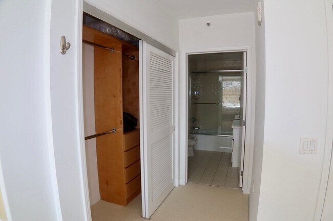 Building Photo - *New* 2 Bed & 2 Bath Condo in Fidi with Parking