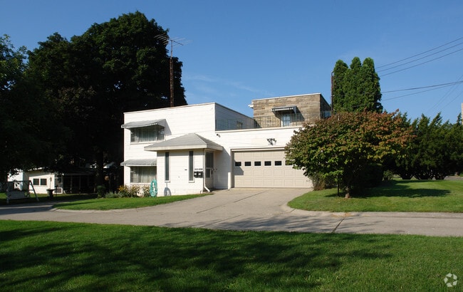 Building Photo - 2231 W Mount Hope Ave