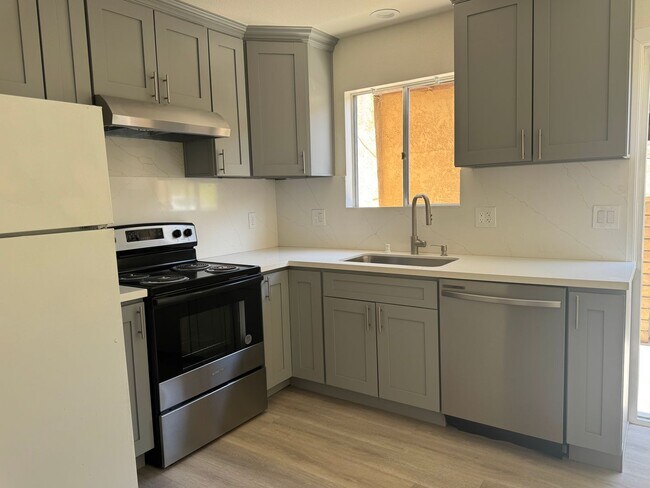 Building Photo - For Rent: 2BD/1.5BA Two-Story Condo – Bull...