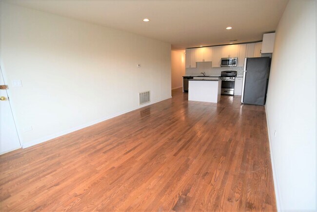 Building Photo - 914 W Belmont Ave