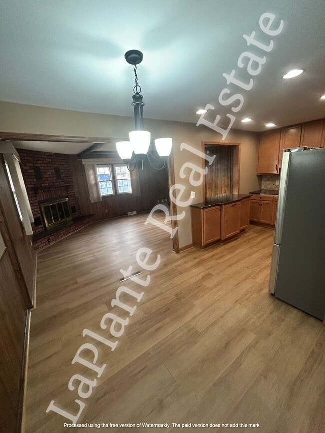 Building Photo - Charming 3-bedroom, 2-bathroom home located in the heart of Maumee