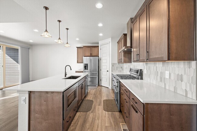 Foto del edificio - New-Build Paired Home with Dual Primary Suites, Finished Basement & Mountain Views