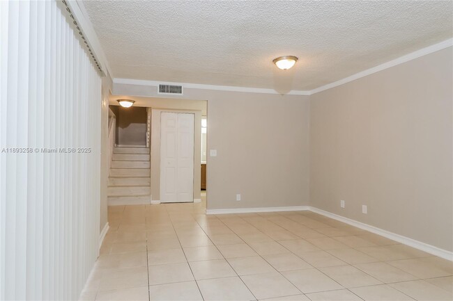 Foto del edificio - 4011 Palm Bay Cir