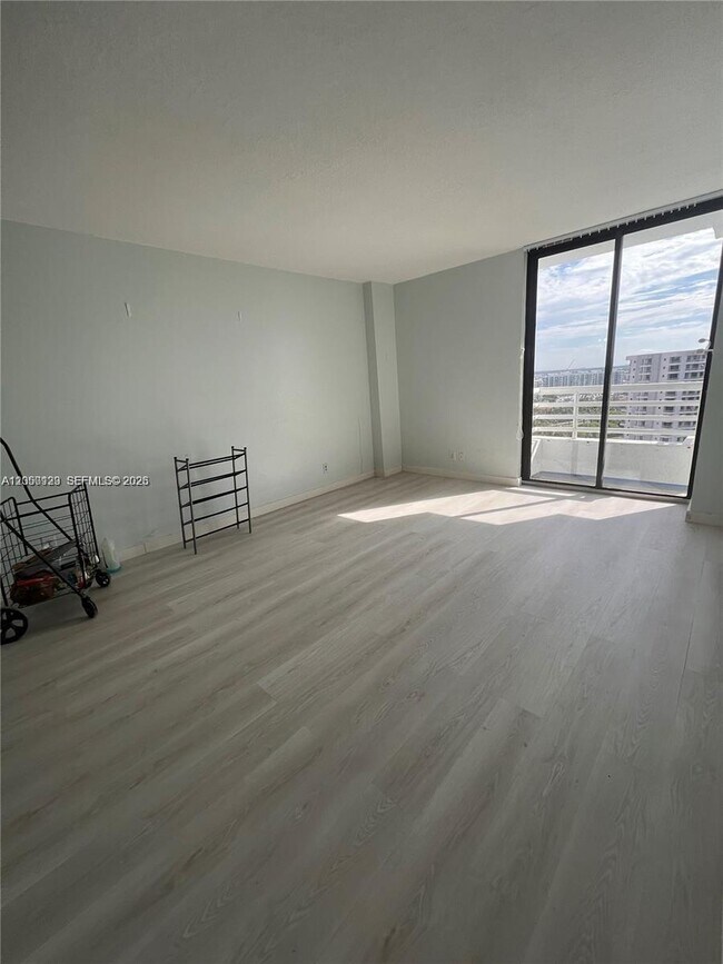 Foto del edificio - 3300 NE 192 St