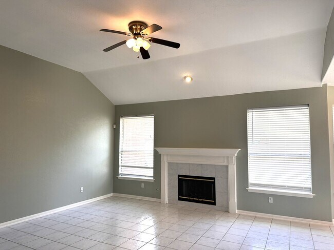 Building Photo - 8739 Saratoga Dr