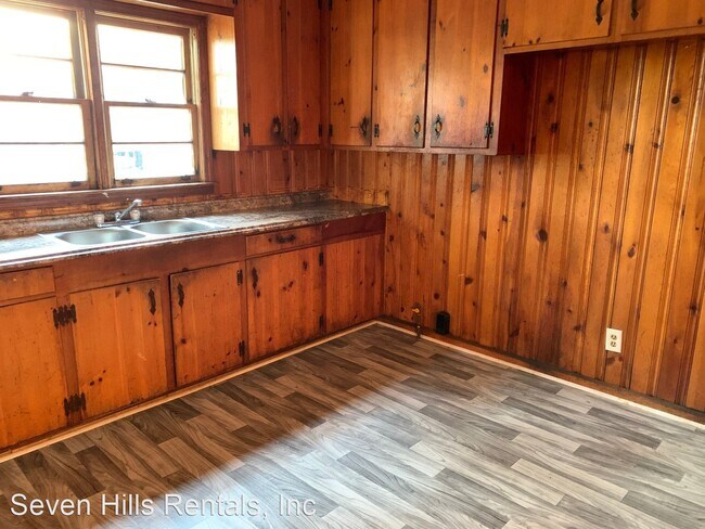 Building Photo - 3 br, 1 bath House - 206 Larkspur Lane